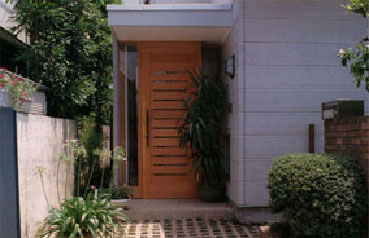 画像：改修後　明るくすっきりとした玄関に